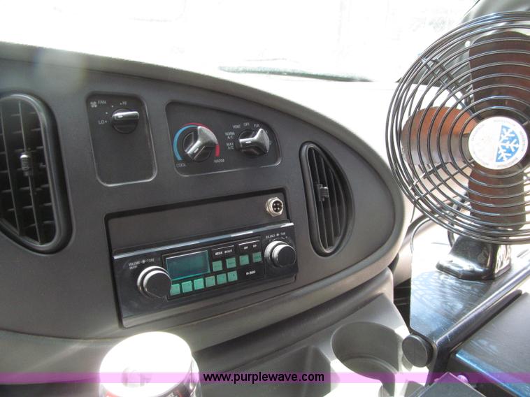 image for item D7454 2005 Ford Econoline E450 school bus