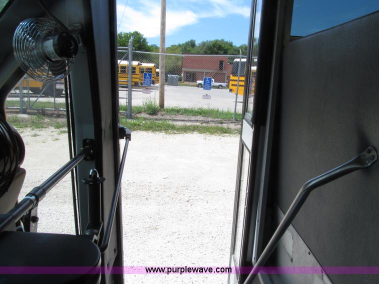 image for item D7454 2005 Ford Econoline E450 school bus