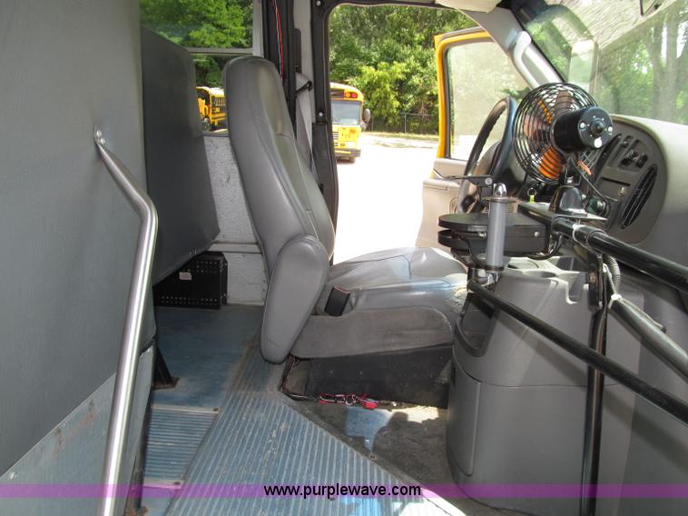 image for item D7454 2005 Ford Econoline E450 school bus