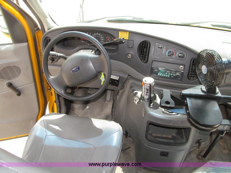 image for item D7454 2005 Ford Econoline E450 school bus