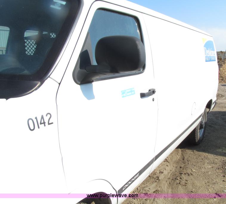 image for item E4554 2001 Dodge Ram Van 2500 van