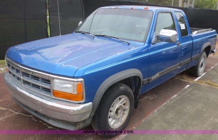 image for item F6678 1993 Dodge Dakota Club Cab pickup truck