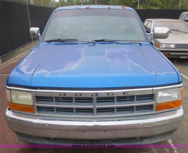 image for item F6678 1993 Dodge Dakota Club Cab pickup truck