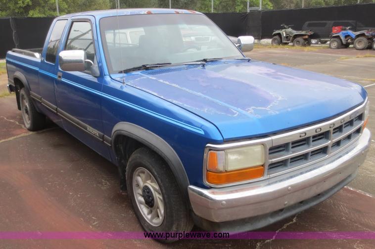 image for item F6678 1993 Dodge Dakota Club Cab pickup truck