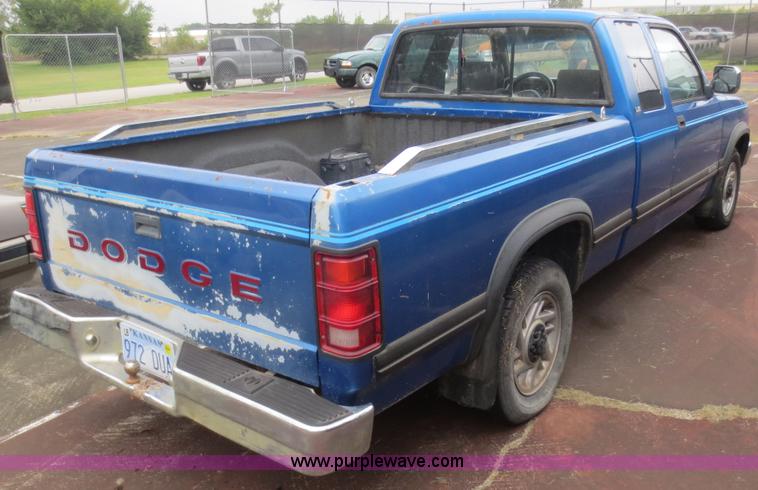 image for item F6678 1993 Dodge Dakota Club Cab pickup truck
