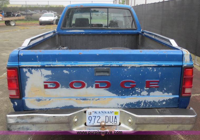 image for item F6678 1993 Dodge Dakota Club Cab pickup truck