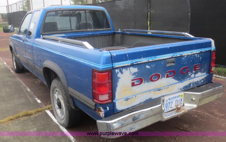 image for item F6678 1993 Dodge Dakota Club Cab pickup truck