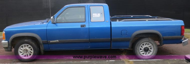 image for item F6678 1993 Dodge Dakota Club Cab pickup truck