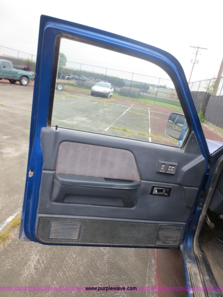 image for item F6678 1993 Dodge Dakota Club Cab pickup truck