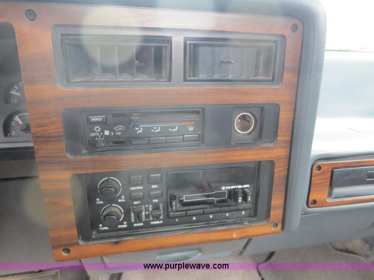 image for item F6678 1993 Dodge Dakota Club Cab pickup truck