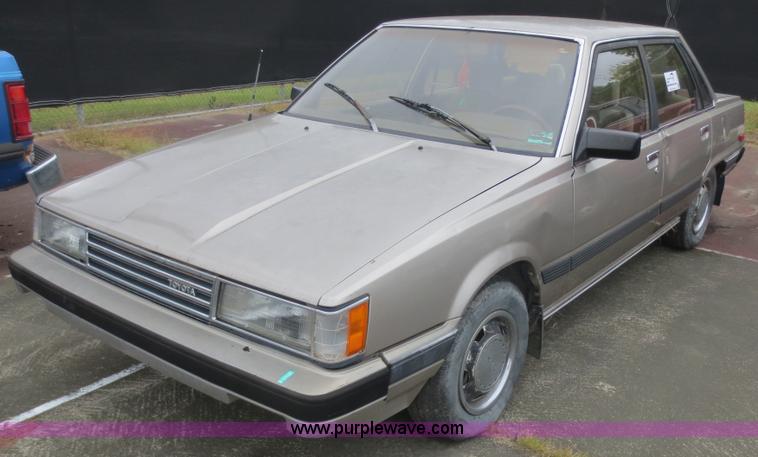 image for item F6680 1986 Toyota Camry LE