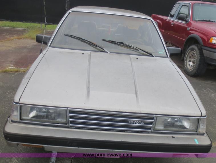 image for item F6680 1986 Toyota Camry LE