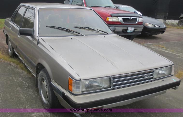 image for item F6680 1986 Toyota Camry LE
