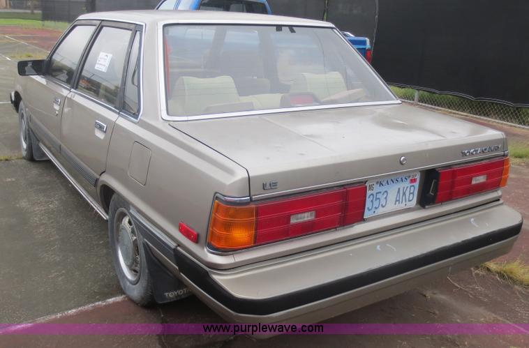 image for item F6680 1986 Toyota Camry LE