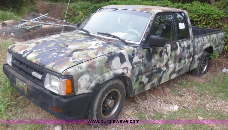 image for item F6681 1990 Mazda B2200 Cab Plus pickup truck