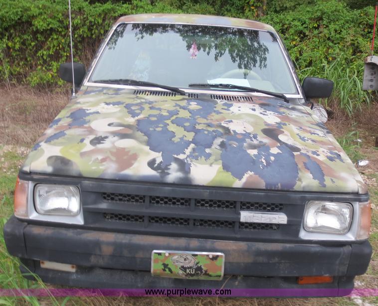 image for item F6681 1990 Mazda B2200 Cab Plus pickup truck