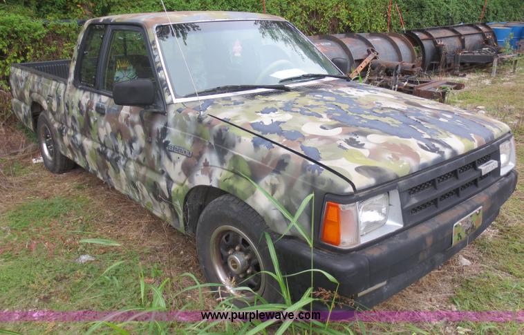 image for item F6681 1990 Mazda B2200 Cab Plus pickup truck