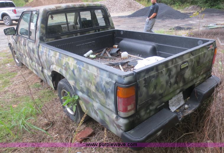 image for item F6681 1990 Mazda B2200 Cab Plus pickup truck