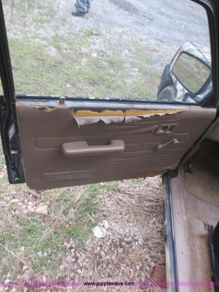 image for item F6681 1990 Mazda B2200 Cab Plus pickup truck