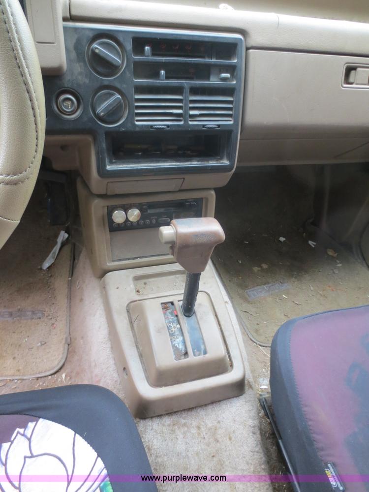 image for item F6681 1990 Mazda B2200 Cab Plus pickup truck