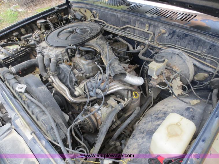 image for item F6681 1990 Mazda B2200 Cab Plus pickup truck