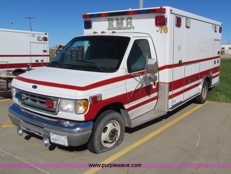 image for item G4253 2001 Ford ambulance
