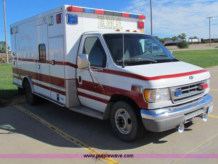 image for item G4253 2001 Ford ambulance