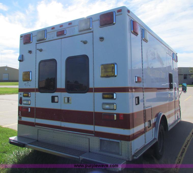 image for item G4253 2001 Ford ambulance