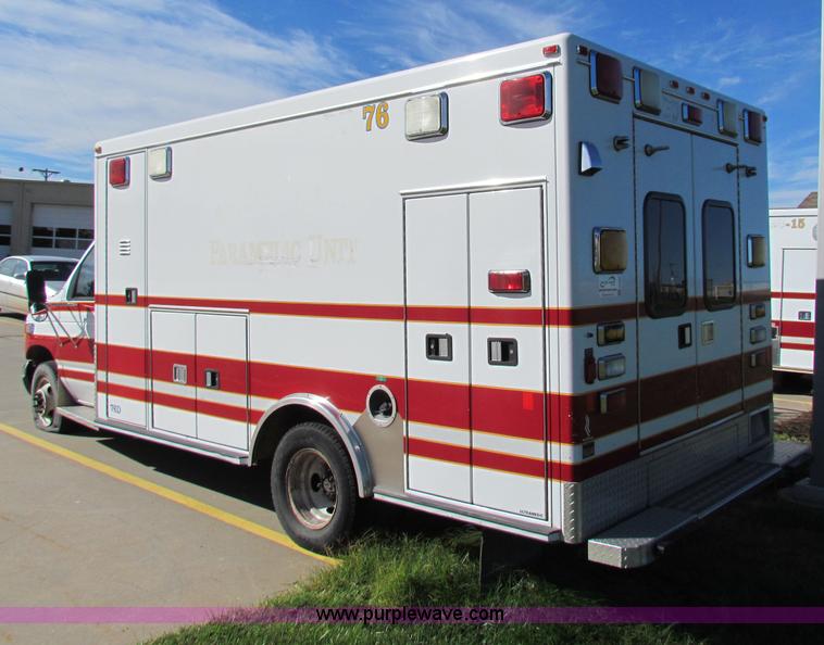 image for item G4253 2001 Ford ambulance