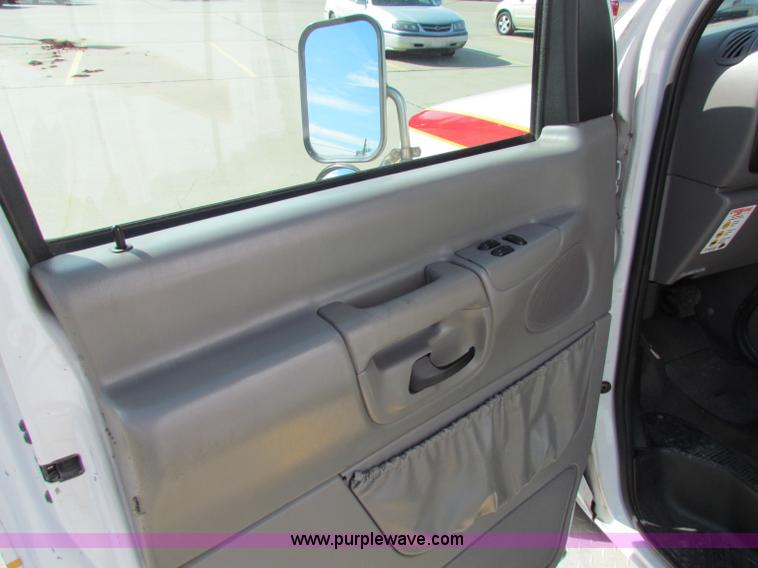 image for item G4253 2001 Ford ambulance