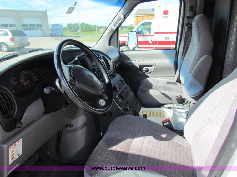 image for item G4253 2001 Ford ambulance