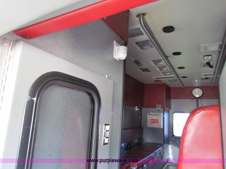 image for item G4253 2001 Ford ambulance