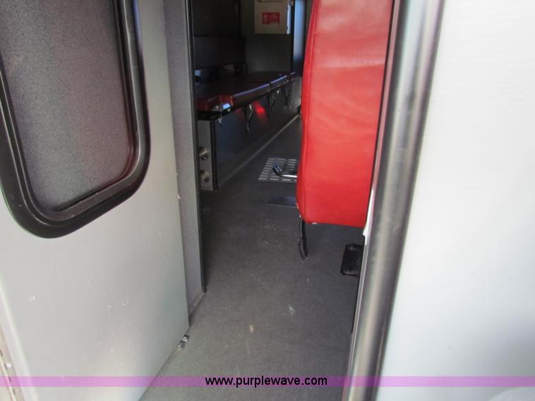 image for item G4253 2001 Ford ambulance