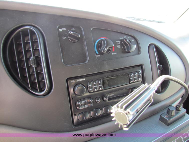 image for item G4253 2001 Ford ambulance