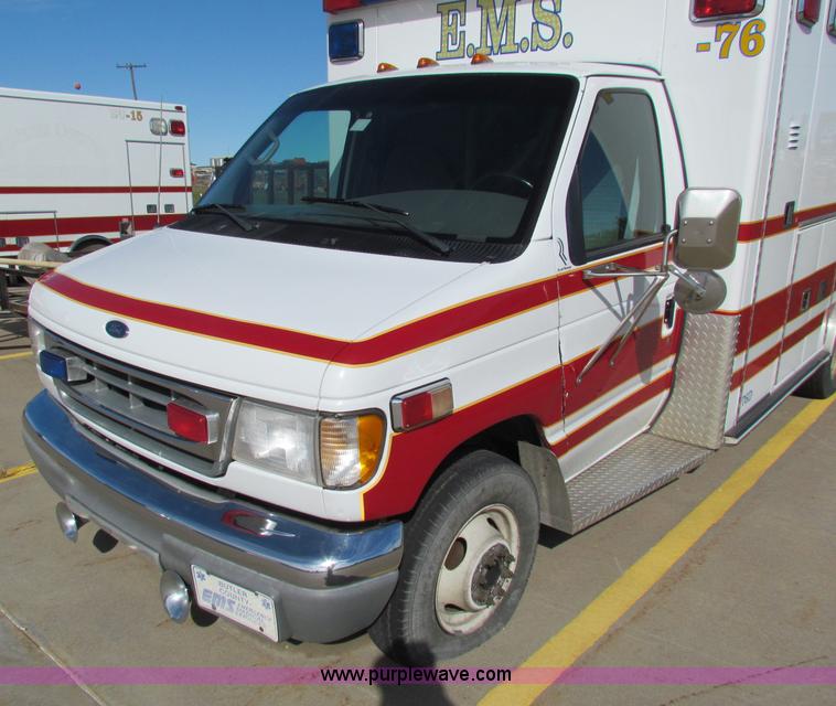image for item G4253 2001 Ford ambulance