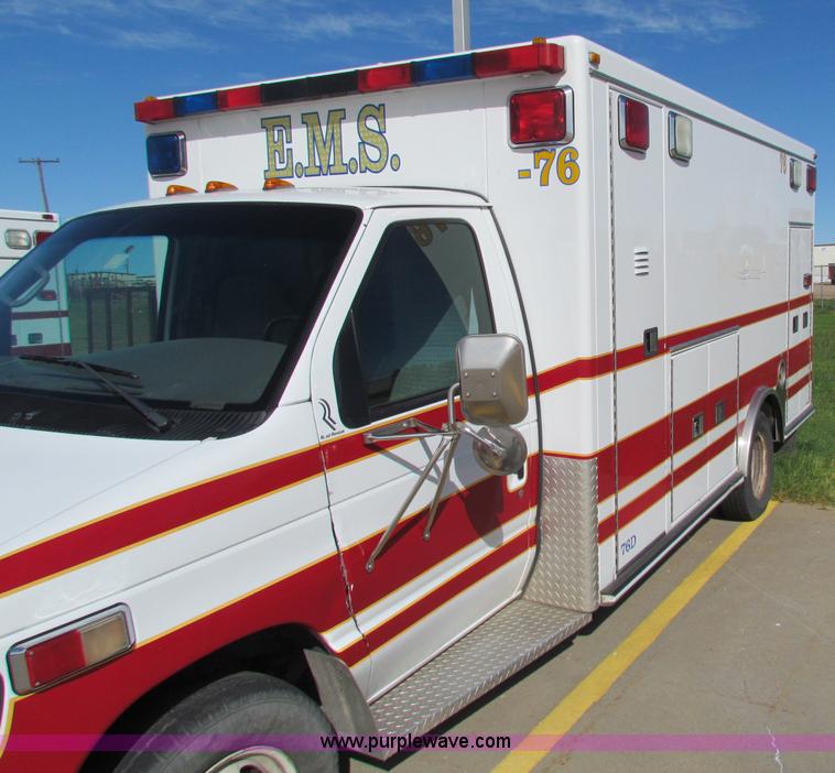 image for item G4253 2001 Ford ambulance