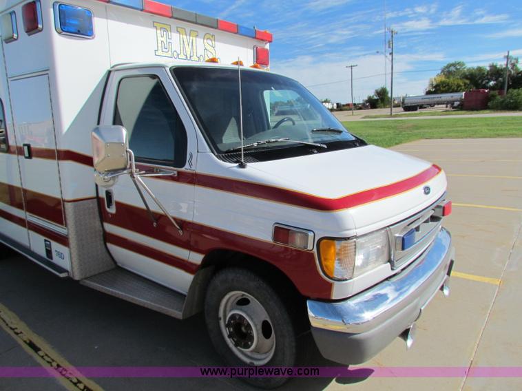 image for item G4253 2001 Ford ambulance