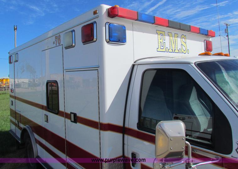 image for item G4253 2001 Ford ambulance