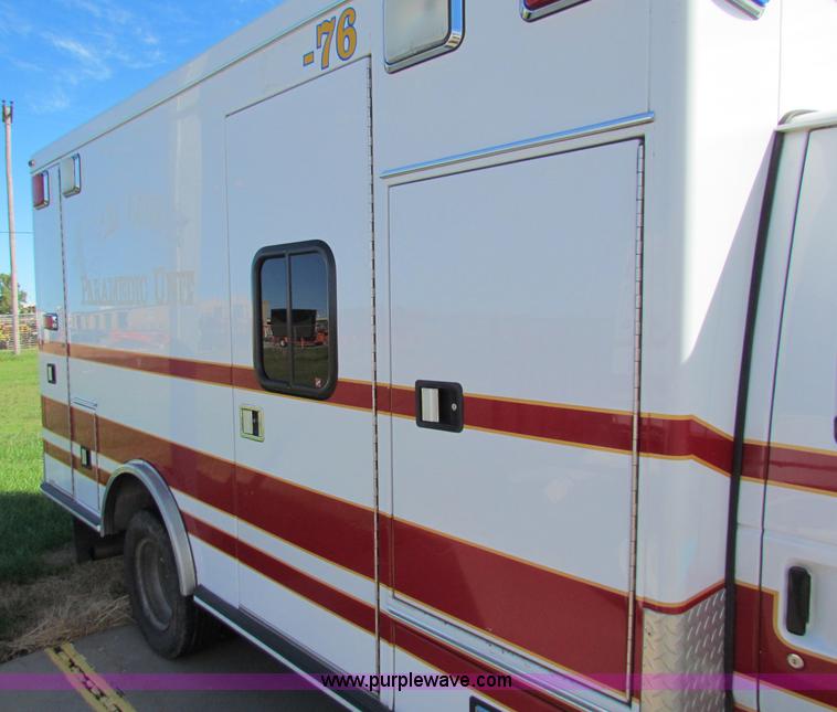 image for item G4253 2001 Ford ambulance