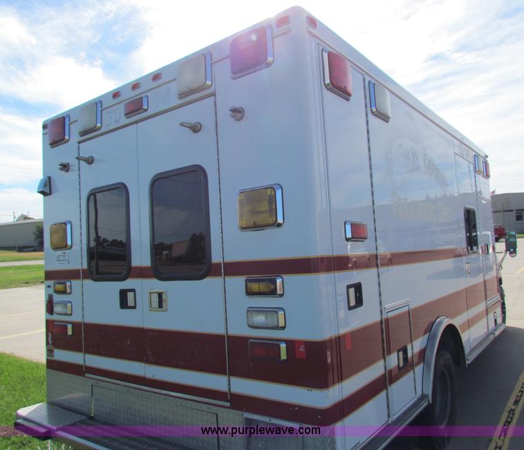 image for item G4253 2001 Ford ambulance
