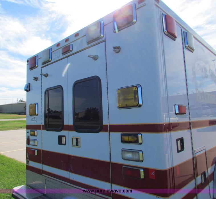 image for item G4253 2001 Ford ambulance