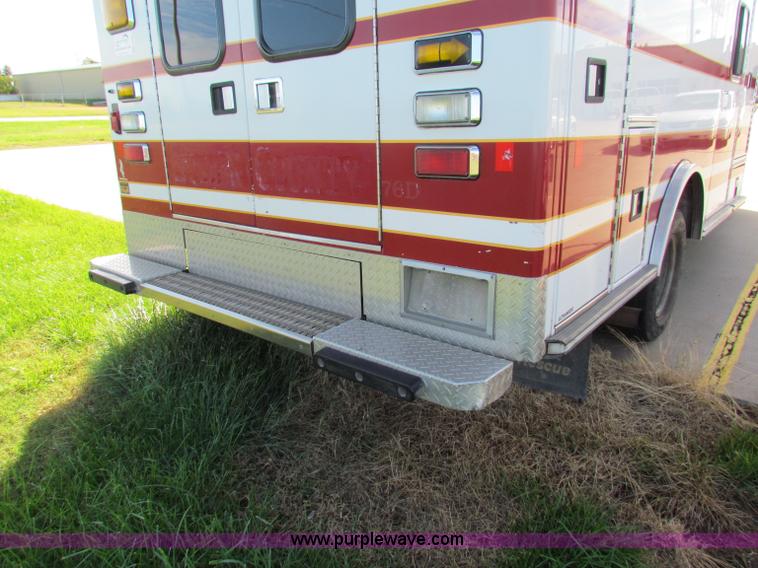 image for item G4253 2001 Ford ambulance