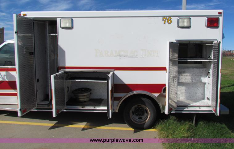 image for item G4253 2001 Ford ambulance