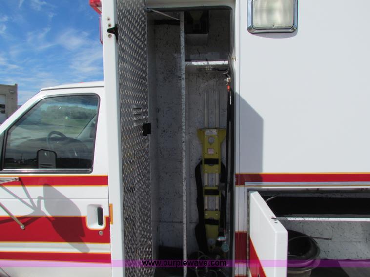 image for item G4253 2001 Ford ambulance