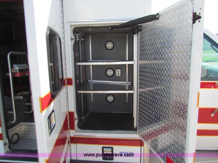 image for item G4253 2001 Ford ambulance