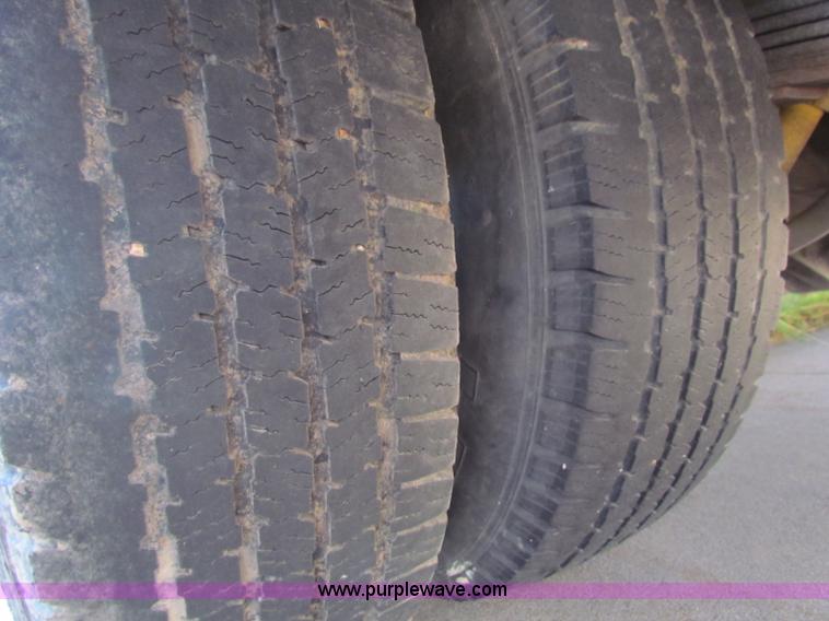 image for item G4253 2001 Ford ambulance