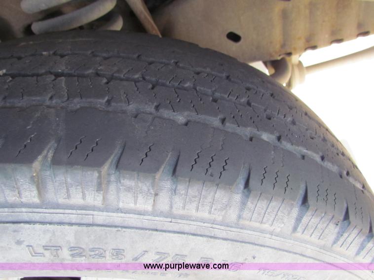 image for item G4253 2001 Ford ambulance