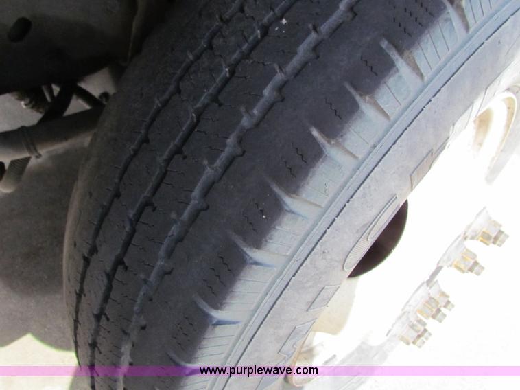 image for item G4253 2001 Ford ambulance