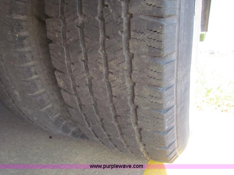 image for item G4253 2001 Ford ambulance