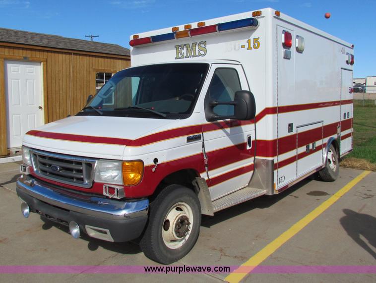 image for item G4254 2006 Ford Econoline E450 ambulance